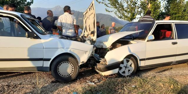 İki otomobil kafa kafaya çarpıştı: 6 yaralı